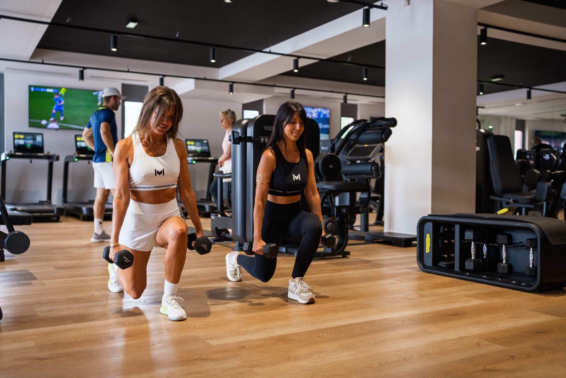 Sportives s’entraînant avec des haltères dans la salle fitness du Mouratoglou Country Club