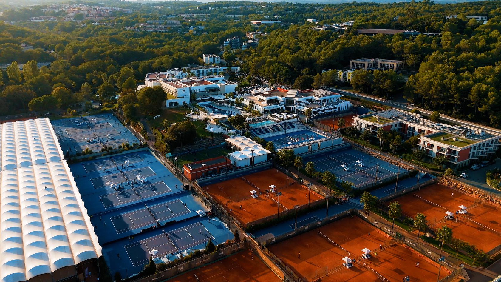 Vue aérienne récente du Mouratoglou Country Club