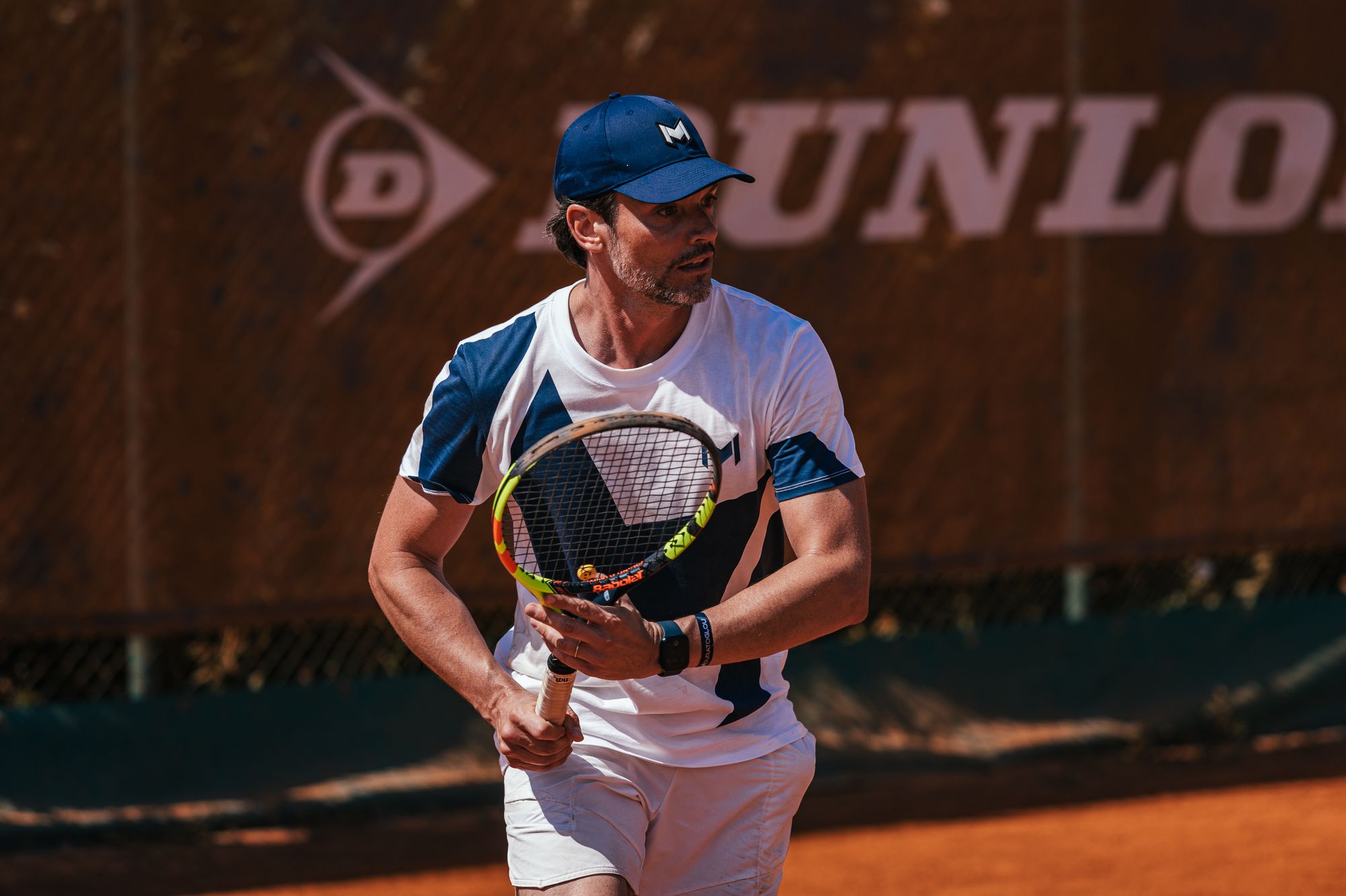 Joueur de tennis sur terre battue au Mouratoglou Country Club